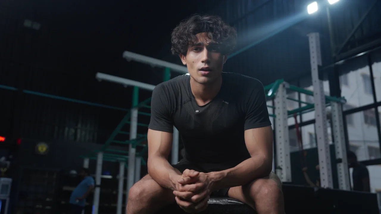 Athlete seated on a bench in the gym before a velocity-based training session